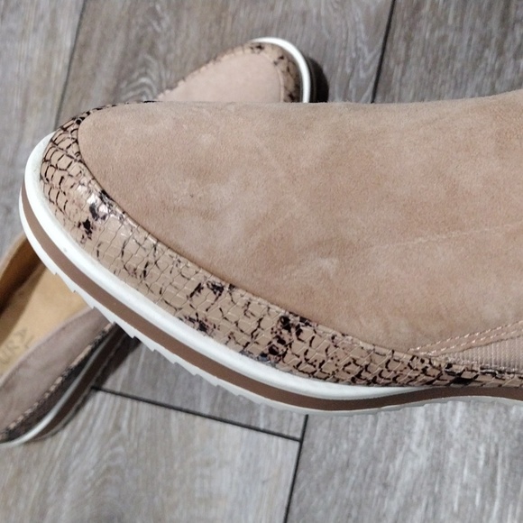 Naturalizer tan suede loafers with python print leather trim. Size 9.5 Wide - Picture 8 of 14